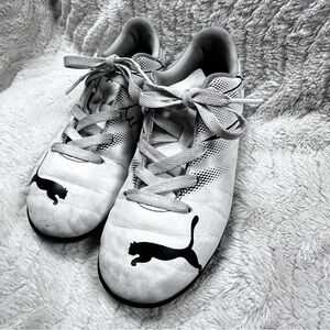 PUMA(GS) PUMA Attacanto TT 'White Black Youth US 5  UNISEX!